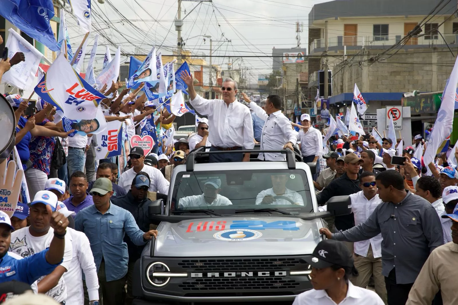 em Luis Abinader encabeza multitudinaria marcha caravana en apoyo