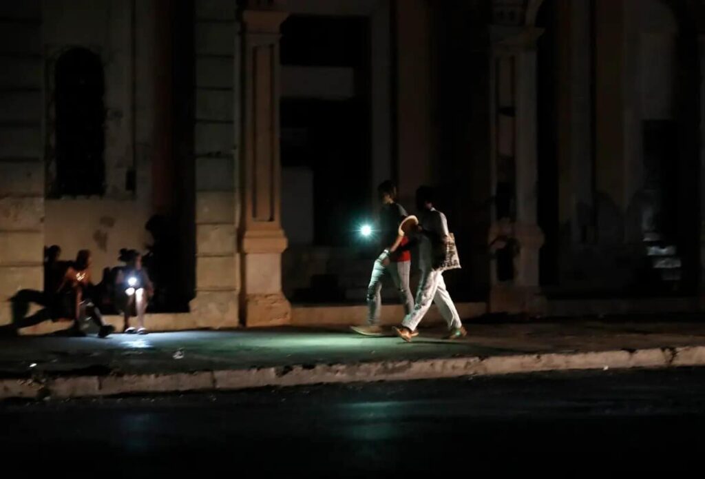 Cuba enfrentará apagones en más del 21% de su territorio durante la tarde-noche de este jueves, según pronósticos de la empresa estatal Unión Eléctrica (UNE). La empresa atribuye las interrupciones a averías, mantenimientos y escasez de combustible para la generación de energía.
